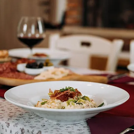 بيت ضيافة Casa Rossa Motovun, Boutique Istrian 4*