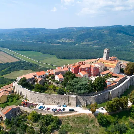 Casa Rossa Motovun, Boutique Istrian بيت ضيافة